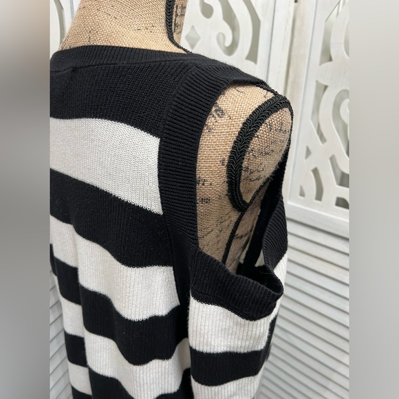 TWO by Vince Camuto Black and White Cold Shoulder Short Sleeve Sweater - Picture 9 of 11